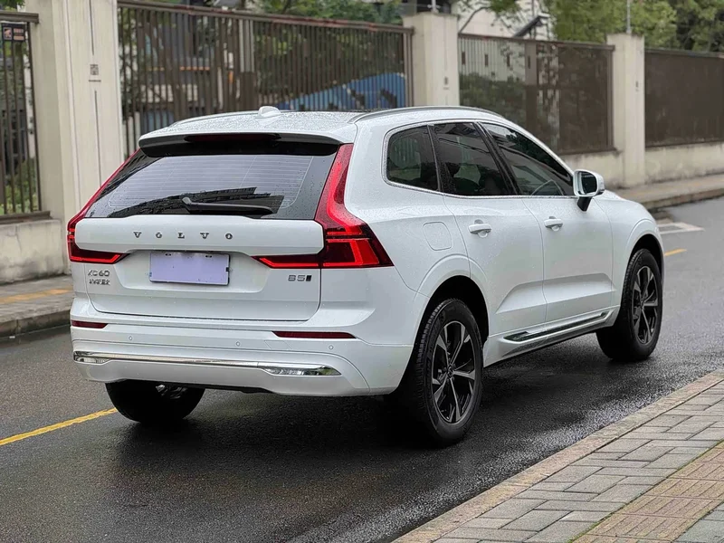 Volvo XC60 — фото 8