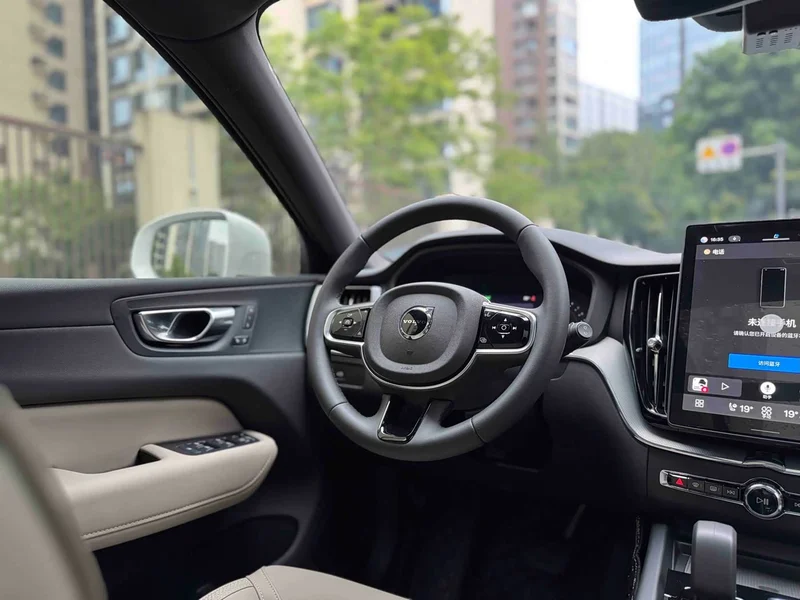 Volvo XC60 — фото 10