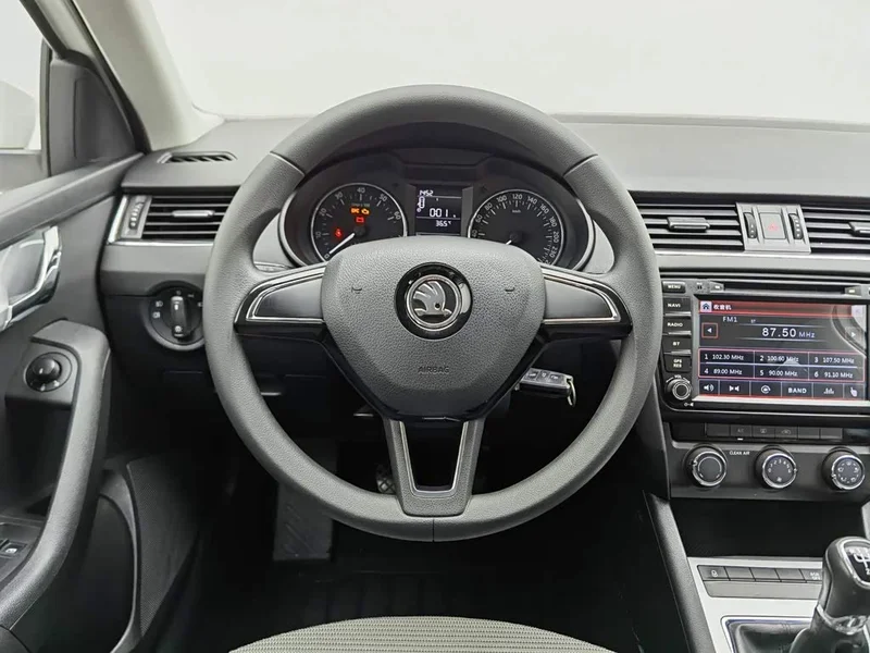 Volkswagen Octavia — фото 11