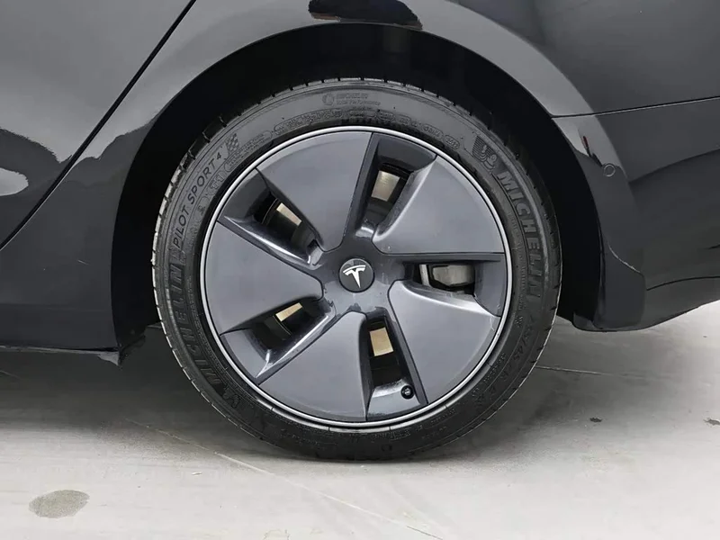 Tesla Model 3 — фото 9