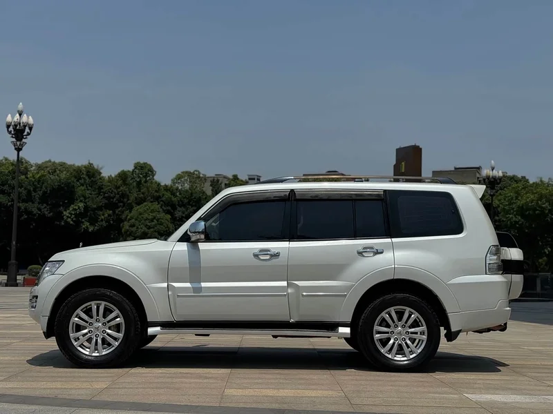 Mitsubishi Pajero (Imported) — фото 3