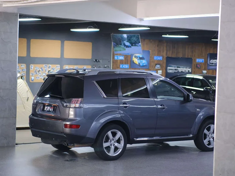 Mitsubishi Outlander — фото 10