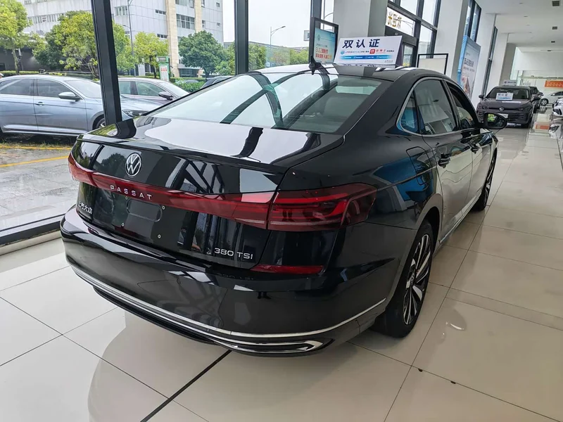 Volkswagen Passat — фото 13