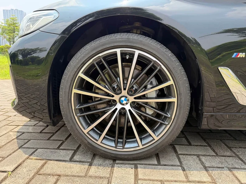 BMW 5-Series — фото 15