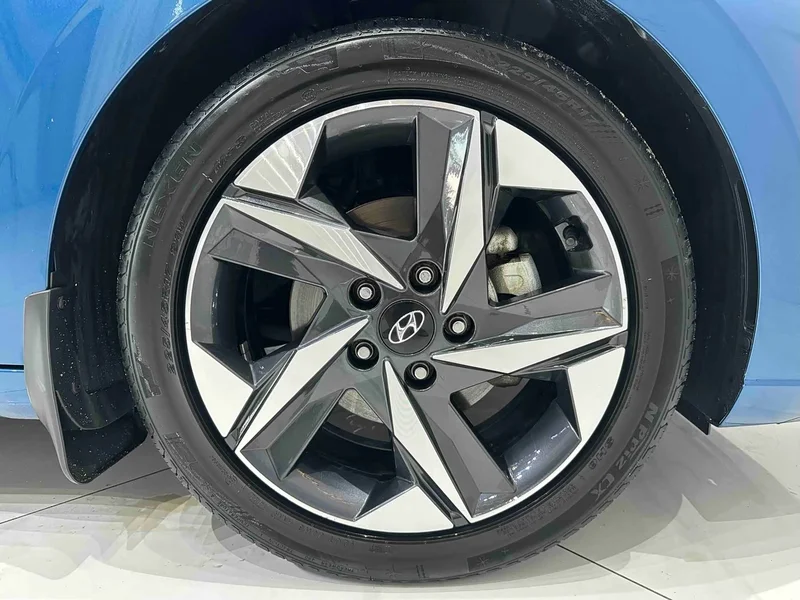 Hyundai Elantra — фото 20