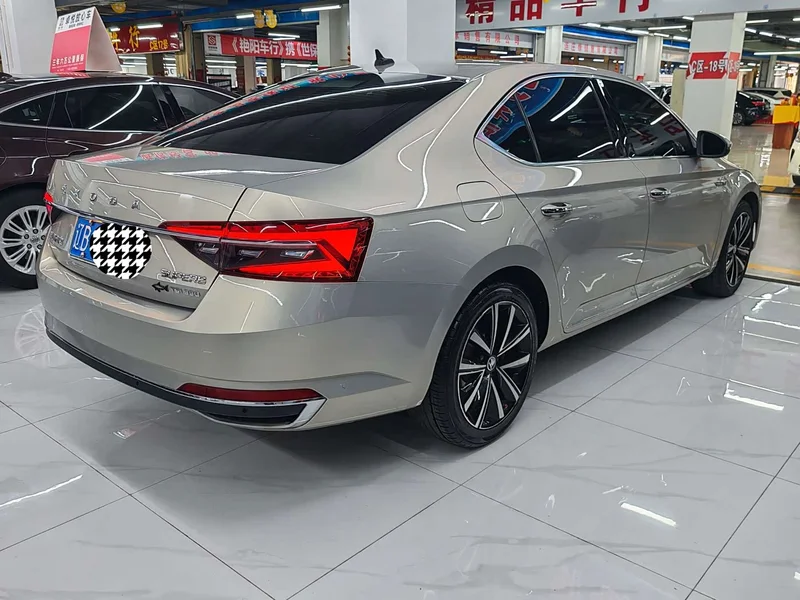 Skoda Superb — фото 11