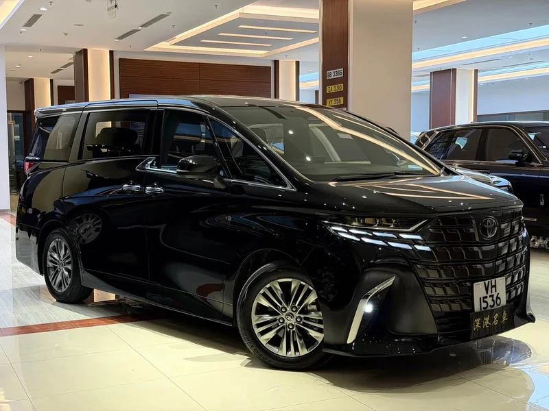 Toyota Alphard — фото 1