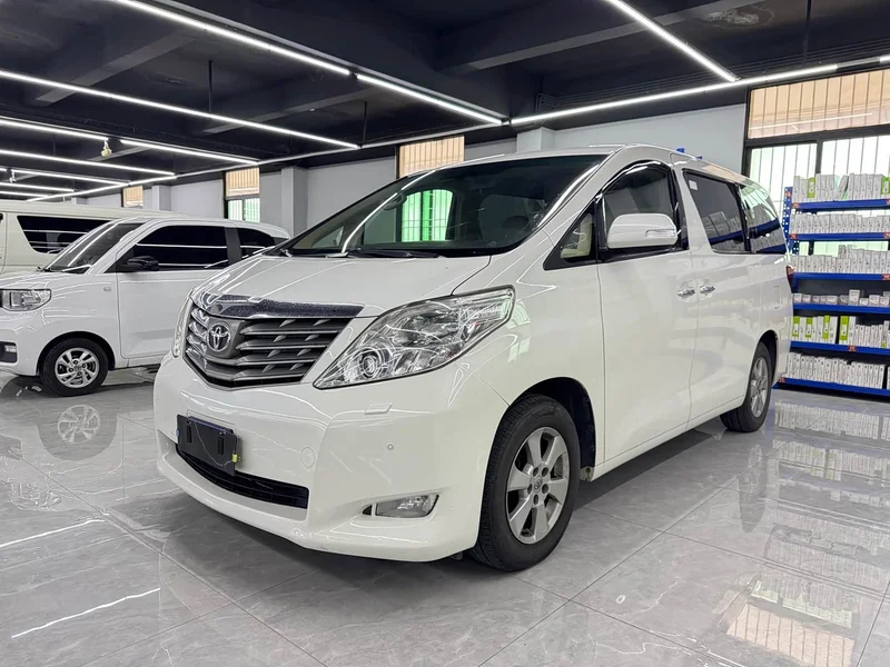 Toyota Alphard — фото 1