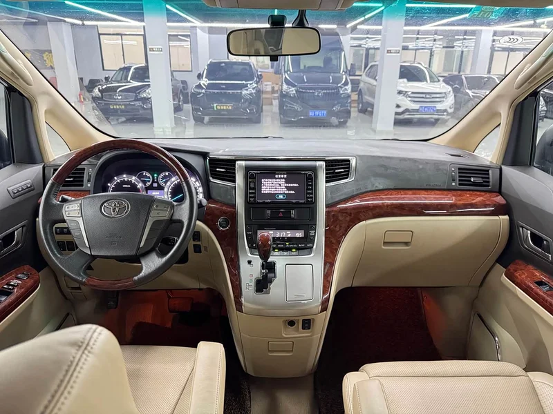 Toyota Alphard — фото 11