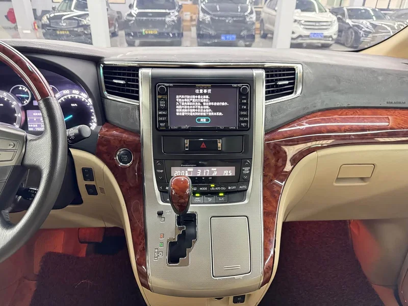 Toyota Alphard — фото 12
