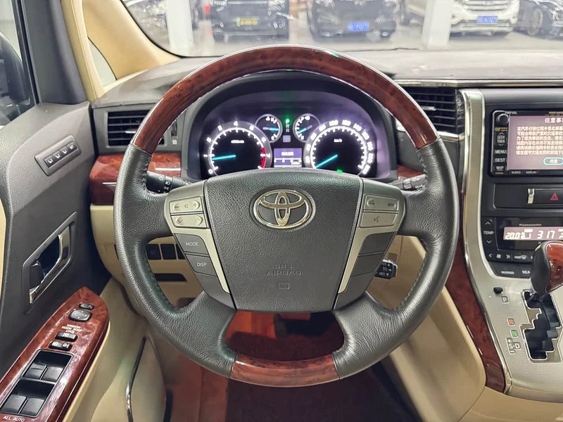 Toyota Alphard — фото 13