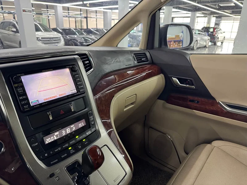 Toyota Alphard — фото 14