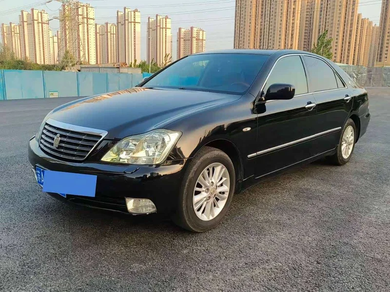 Toyota Crown — фото 1