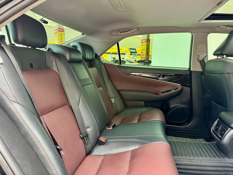 Toyota Crown — фото 11