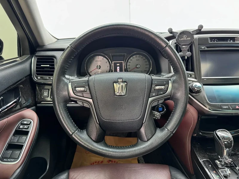 Toyota Crown — фото 16