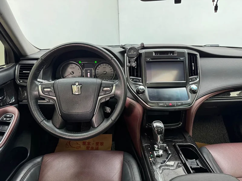 Toyota Crown — фото 17