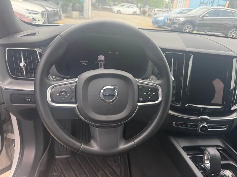 Volvo XC60 — фото 13