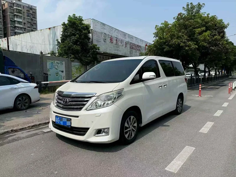 Toyota Alphard — фото 1