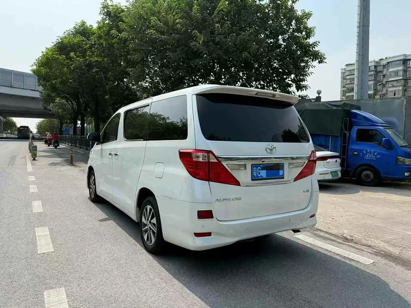 Toyota Alphard — фото 4