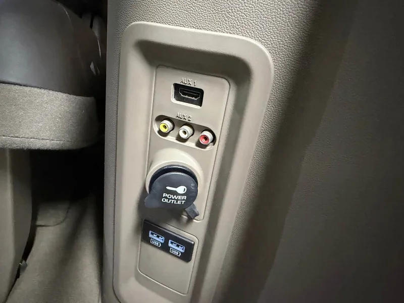 Jeep Grand Voyager (Imported) — фото 9