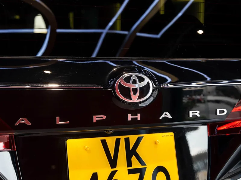 Toyota Alphard — фото 12