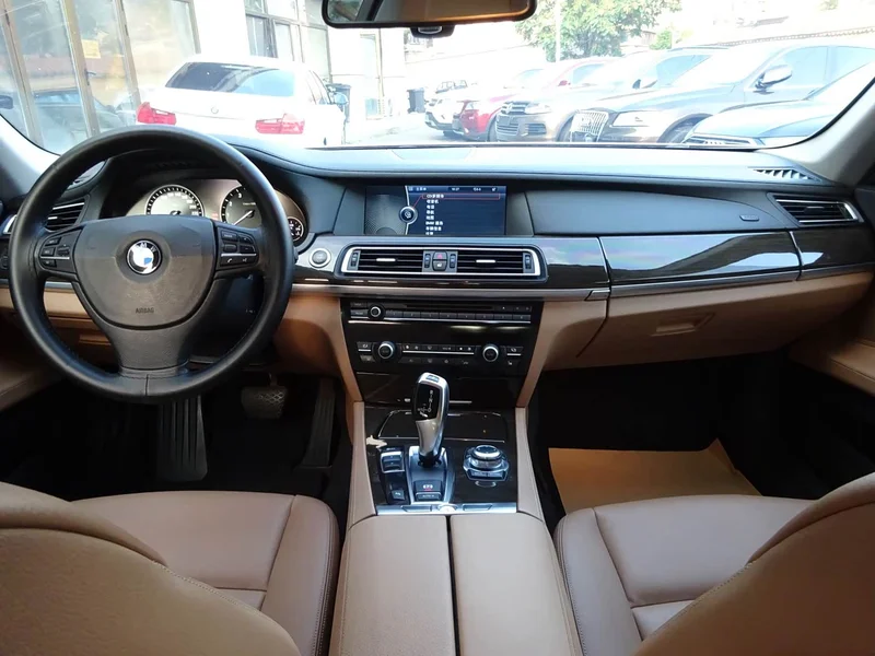 BMW 7-Series — фото 12