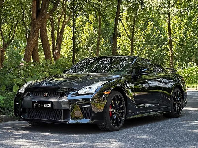 Nissan GT-R — фото 1