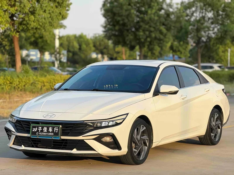 Hyundai Elantra — фото 1