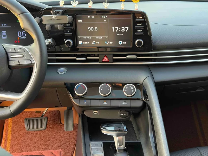 Hyundai Elantra — фото 14