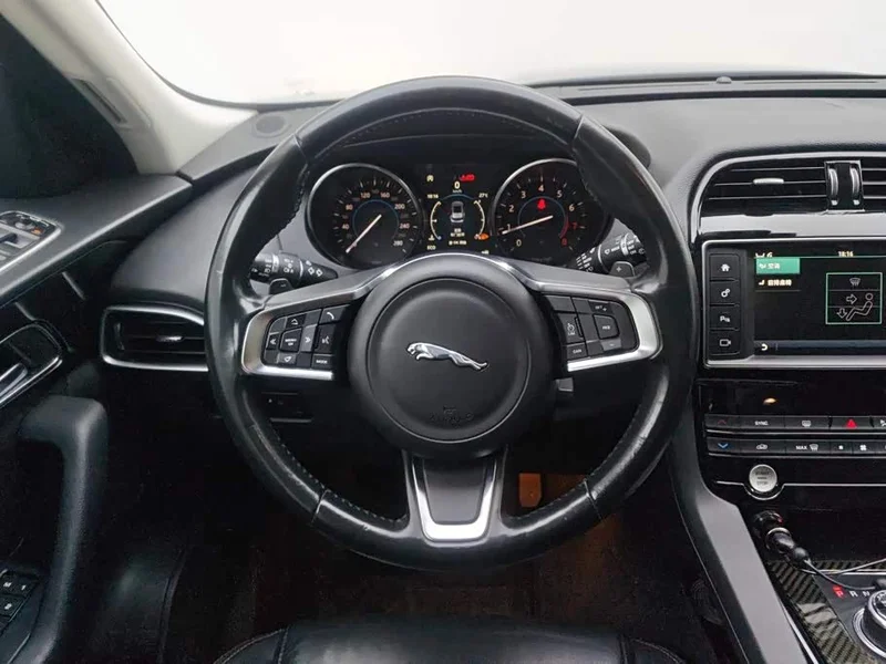 Jaguar F-PACE — фото 15