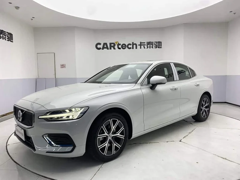 Volvo S60 — фото 1