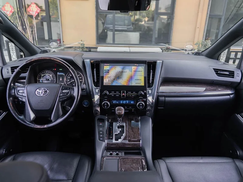 Toyota Alphard — фото 10