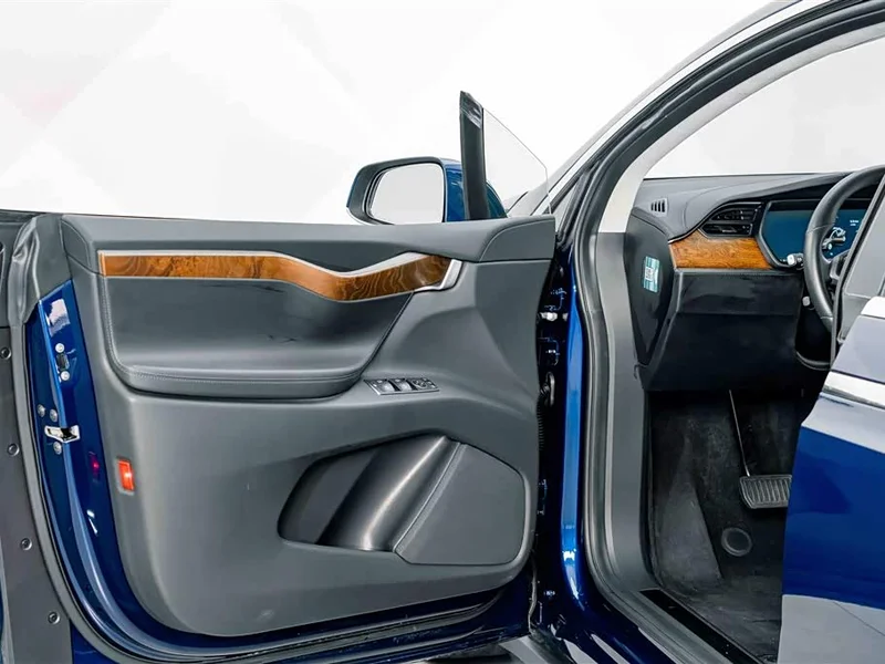 Tesla Model X — фото 17