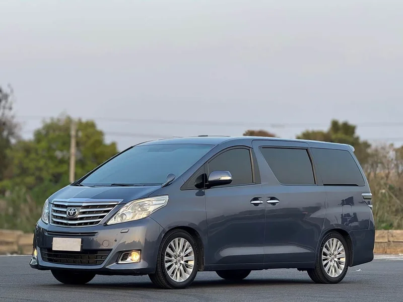 Toyota Alphard — фото 1