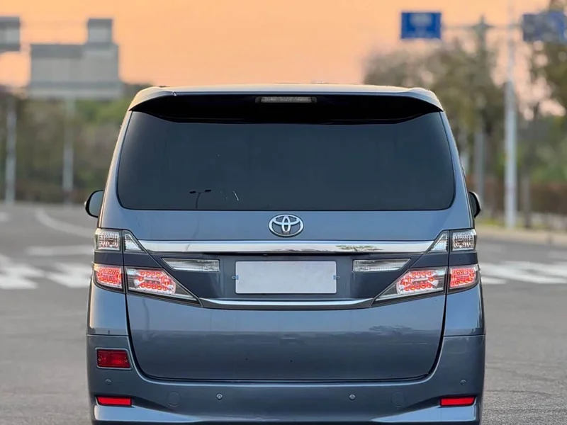 Toyota Alphard — фото 21