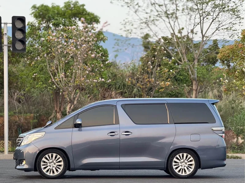 Toyota Alphard — фото 23