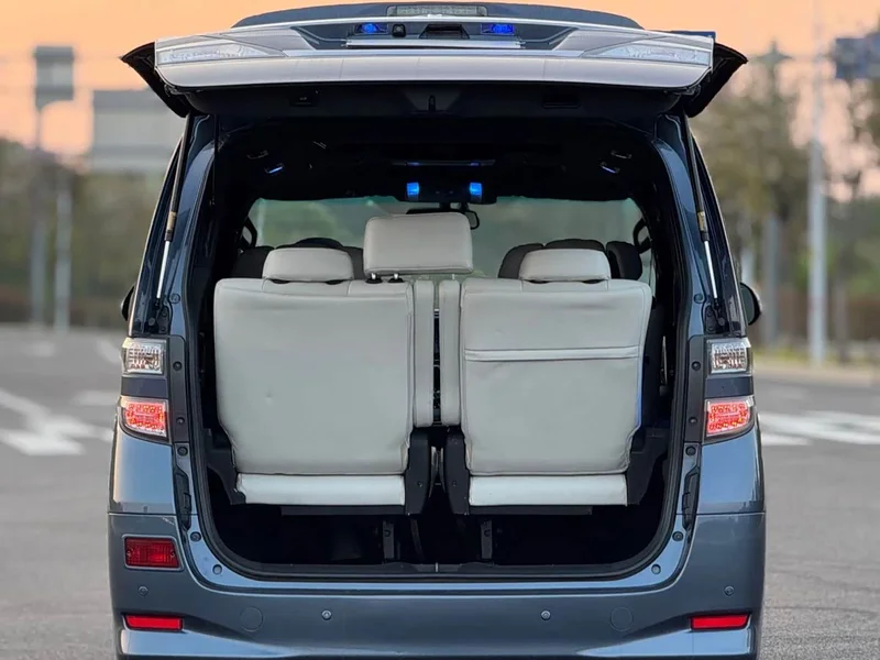Toyota Alphard — фото 24