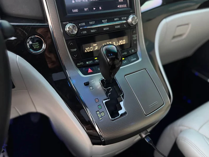 Toyota Alphard — фото 7