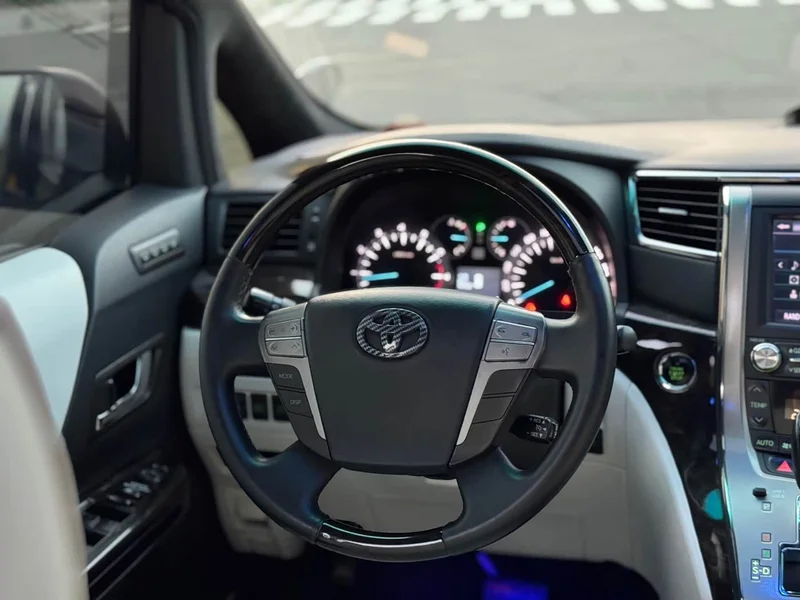 Toyota Alphard — фото 8