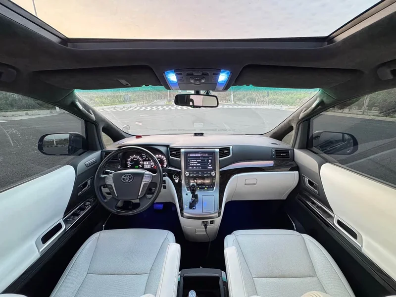Toyota Alphard — фото 10