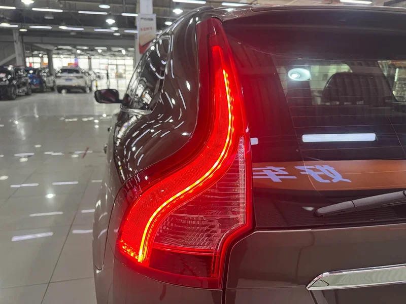 Volvo XC60 — фото 22