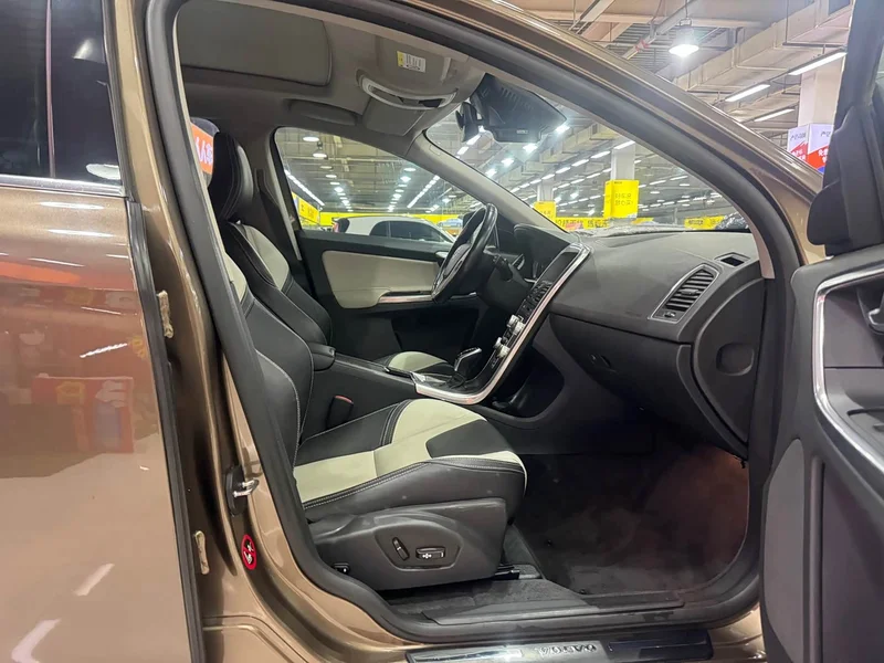 Volvo XC60 — фото 10
