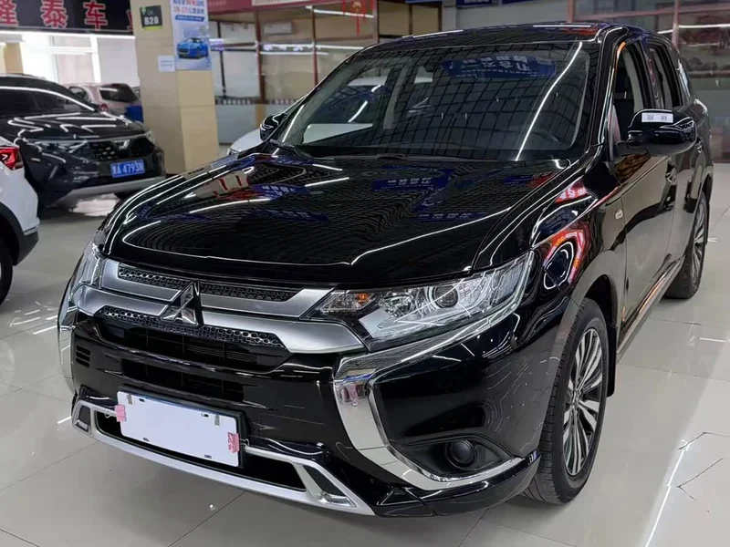 Mitsubishi Outlander — фото 1