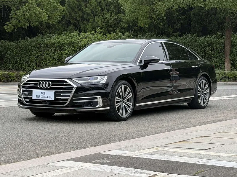 Audi A8 — фото 1