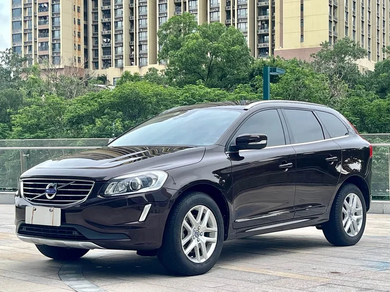 Volvo XC60 — фото 1