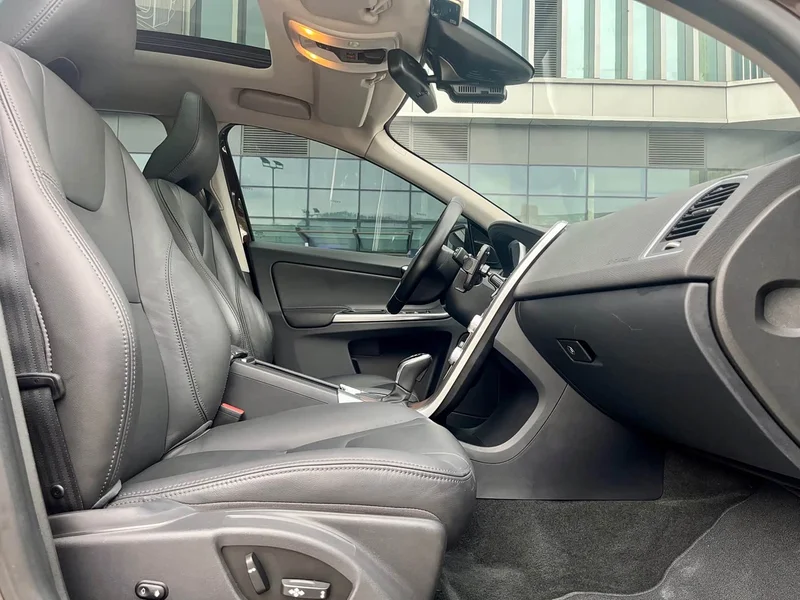Volvo XC60 — фото 11