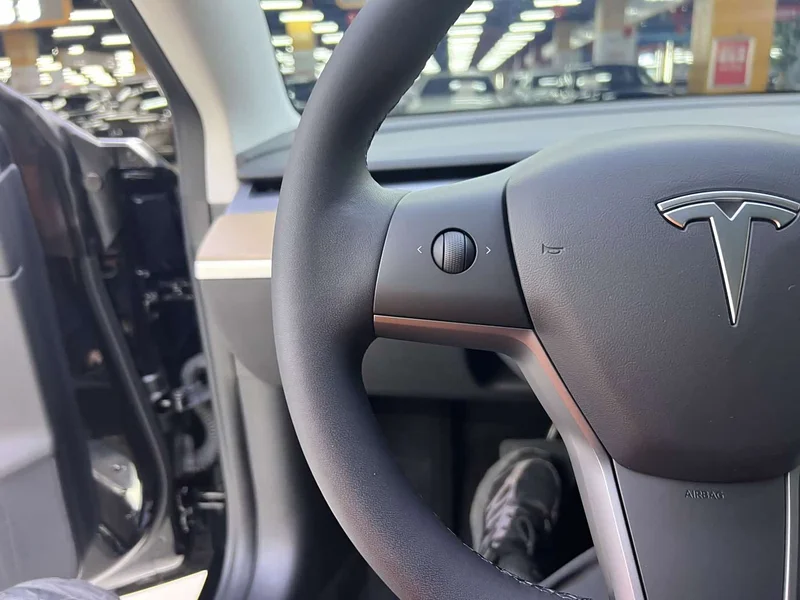 Tesla Model 3 — фото 12