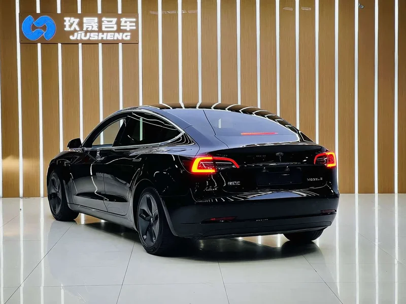 Tesla Model 3 — фото 18