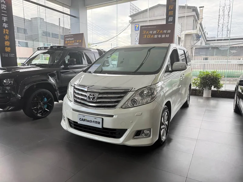 Toyota Alphard — фото 1