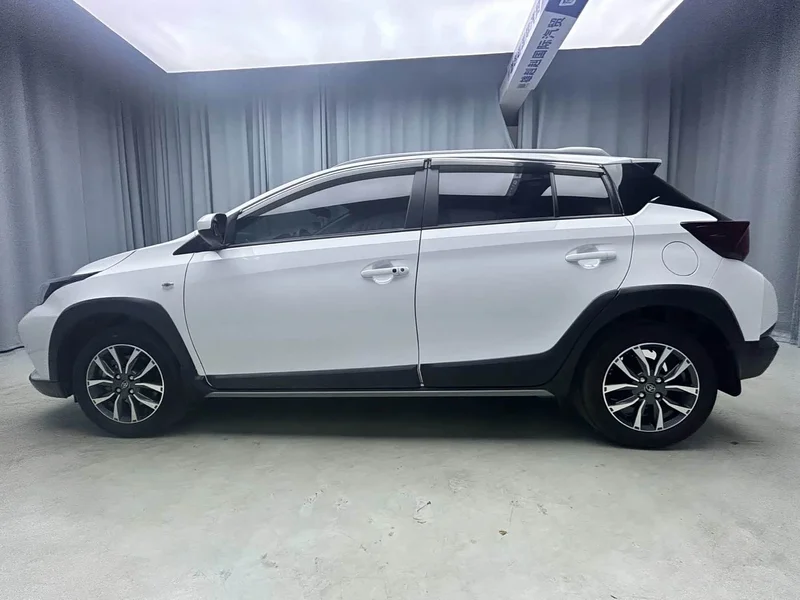 Toyota Yaris L — фото 4